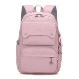 Sac à dos rose en nylon avec poches, bretelles réglables et design moderne pour les filles.