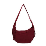 Sac bandoulière 'Dumpling' rouge bordeaux, vue de face sur fond blanc