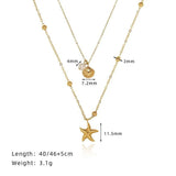 Collier doré avec pendentif arête de poisson sur mannequin