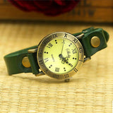 Montre vintage bohème en cuir vert forêt avec cadran élégant et aiguilles fines