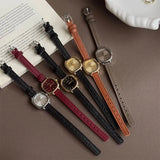 Montre carrée vintage femme avec bracelet en cuir gris et cadran argenté, vue de face