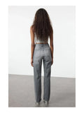 Femme portant un jean vintage taille haute évasé en denim 100% coton, vue de dos.