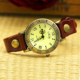 Montre vintage bohème en cuir rouge avec cadran clair et détails bronze