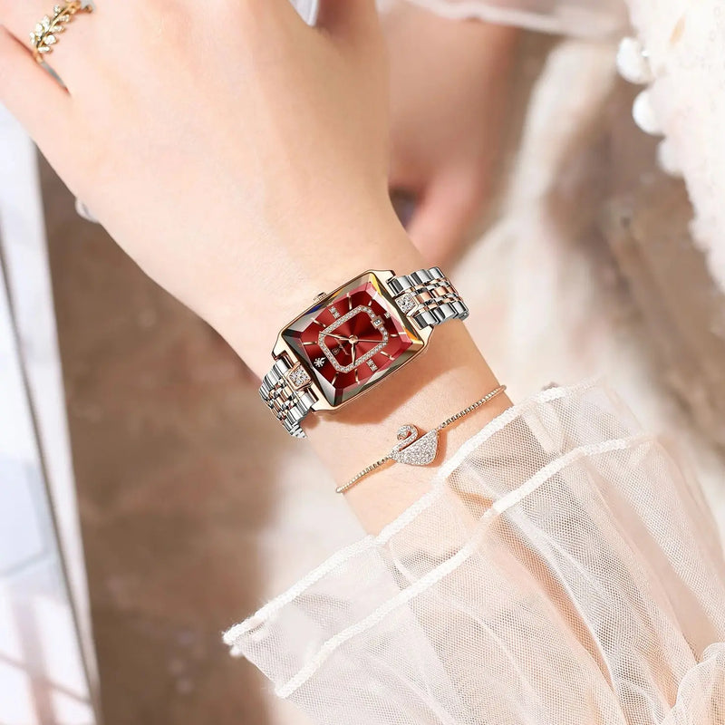 Gros plan montre femme POEDAGAR luxe rectangle cadran or et détails strass