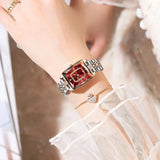 Gros plan montre femme POEDAGAR luxe rectangle cadran or et détails strass