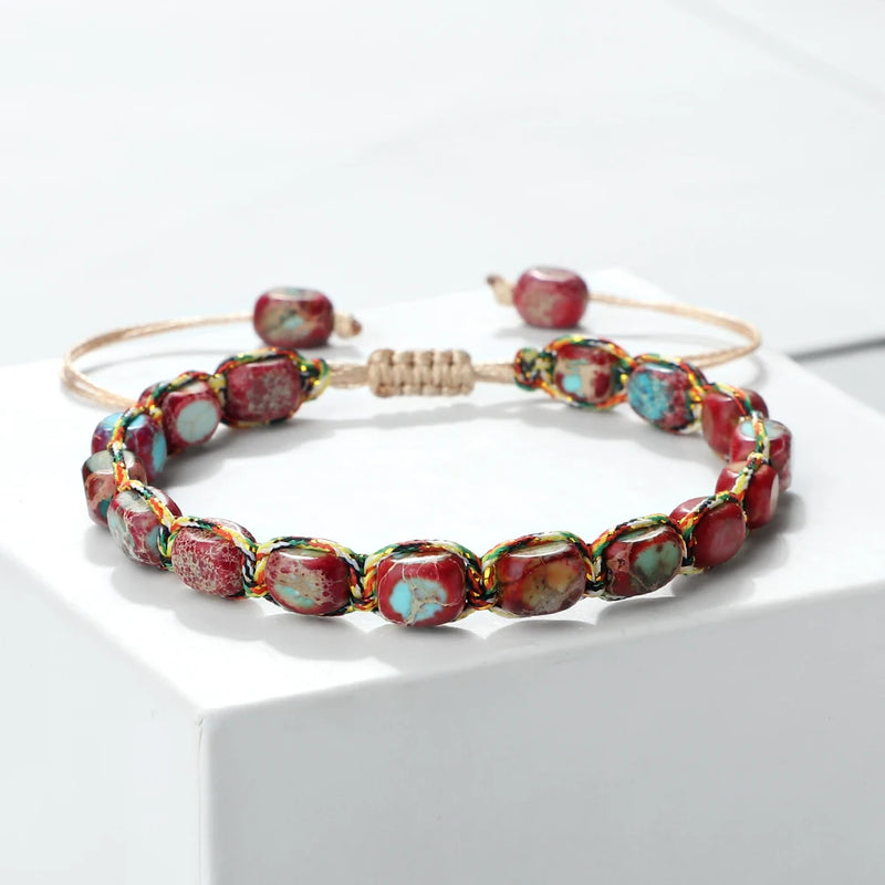 Bracelet bohème perles pierre impériale rouge et turquoise tressé main sur fond blanc