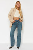 Jean vintage taille haute évasé 100% coton, porté avec un blazer beige et un top, look mode décontracté.