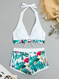 Ensemble bikini halter blanc et short imprimé feuilles vertes et fleurs rouges