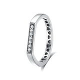 Bague en argent 925 avec un zircon central de forme carrée et une rangée de zircons le long de l'anneau