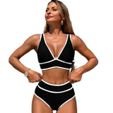 Image lifestyle d'une femme portant le maillot de bain bikini taille haute fleuri sur une plage ensoleillée