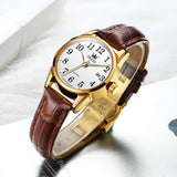 Vue détaillée de la montre OLEVS classique pour femme, bracelet cuir marron, cadran blanc