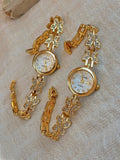 Vue d'ensemble de deux montres femme papillons dorés et strass