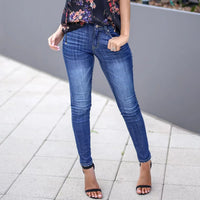 Jean bleu pour femmes, taille haute, coupe slim et style tendance assorti.