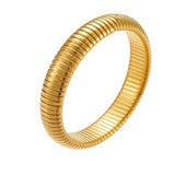 Bracelet jonc serpent fin plaqué or 18K, vue de dessus sur fond blanc