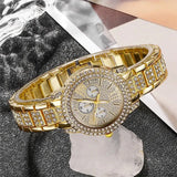 Montre bracelet doré strass pour femme, affichant un design luxueux et un mouvement quartz