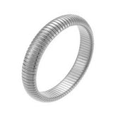 Bracelet jonc serpent large en acier inoxydable, vue de dessus sur fond blanc