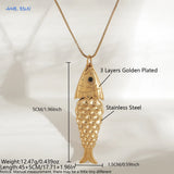 Collier doré avec pendentif poisson à écailles, détails de fabrication