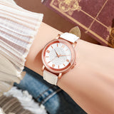 Détail du bracelet en cuir et du boîtier de la montre femme