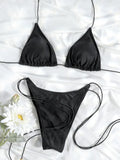 Maillot de bain bikini triangle noir classique, bas string à nouer, sur tissu blanc avec fleur blanche