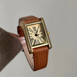 Montre rectangle femme au poignet, élégance et tendance