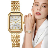 Montre quartz femme dorée avec cadran carré blanc portée sur un poignet féminin