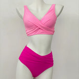 Maillot de bain taille haute rose vif et noir, présenté avec des éléments décoratifs estivaux
