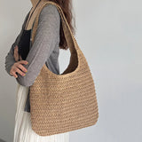 Sac de plage en paille tressée beige clair, vue de face, texture artisanale