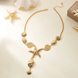 Collier bohème doré avec étoiles de mer et coquillages, détails des pendentifs et de la chaîne