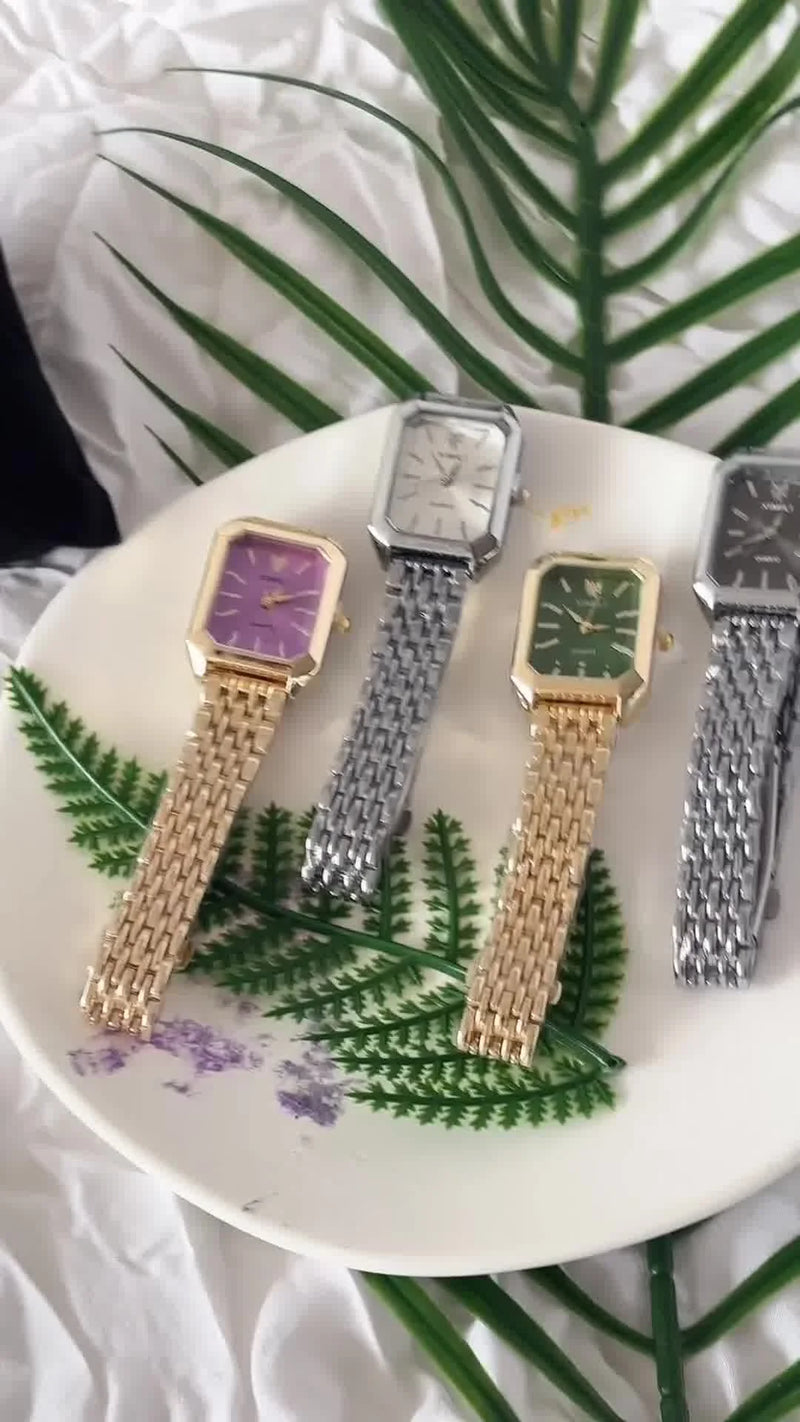 Montres carrées à bracelet acier inoxydable doré et argenté sur fond végétal