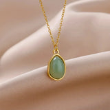 Collier doré avec pendentif ovale en pierre jade verte