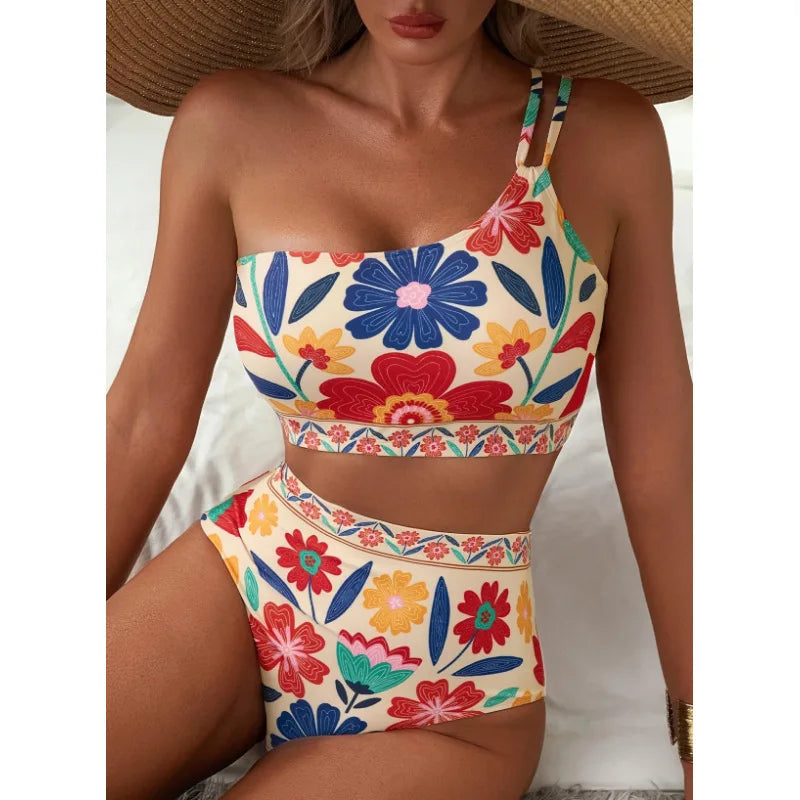 Femme portant un bikini taille haute asymétrique à imprimé floral coloré