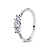 Bague en argent 925 avec trois zircons ronds alignés et de petits zircons sur la bande