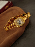Vue de côté d'une montre femme dorée, bracelet maillons et cadran carré