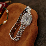 Montre femme argentée raffinée, cadran blanc et contour strass scintillant
