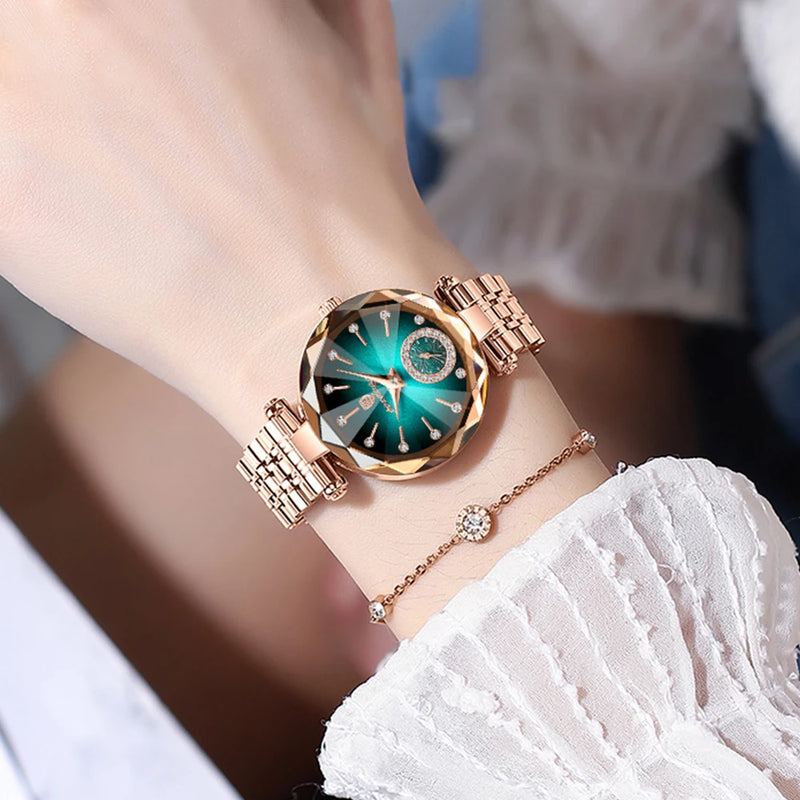 Gros plan d'une montre femme de luxe avec cadran facetté et strass