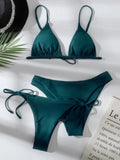 Ensemble bikini vert émeraude 3 pièces, comprenant un haut triangle et deux bas de maillot, un bas taille basse et un bas à nouettes
