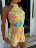 Détail du haut licou et du short jaune de l'ensemble bohème femme avec motif coquillages