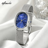 Montre femme cadran ovale sur fond clair, vue d'ensemble