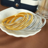 Vue d'ensemble des bracelets jonc serpent en or et argent, différentes largeurs