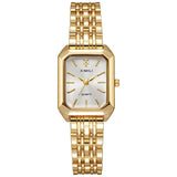 Montre femme carrée dorée avec cadran blanc sur fond blanc