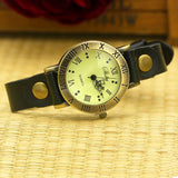 Gros plan sur le cadran de la montre vintage Shsby avec chiffres romains et mouvement quartz