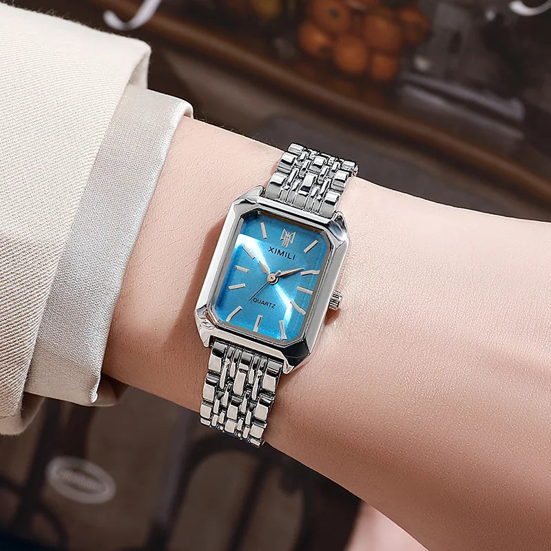 Montre femme rectangulaire Emakujitia bracelet acier argenté cadran bleu clair au poignet