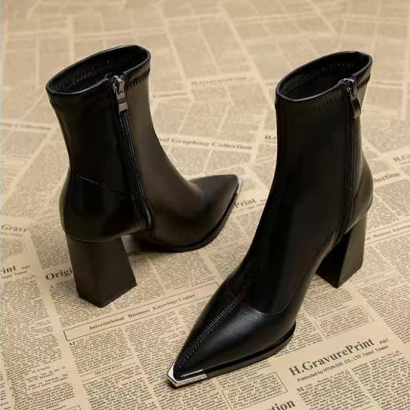 Bottines Chelsea noires à talon carré et bout pointu Emakujitia