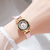 Montre femme bohème chic avec bracelet en cuir blanc et cadran doré orné de strass