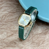 Montre femme Naidu bracelet rouge, cadran doré, détail du fermoir