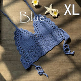 Bralette crochet bohème couleur bleu taille XL sur fond bois, avec étoile de mer et fleur de frangipanier