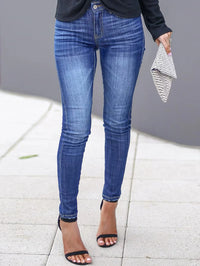 Jean bleu pour femmes, taille haute, coupe slim et style tendance assorti.