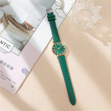 Montre femme portée sur un poignet, avec le mouvement du bras pour montrer le confort