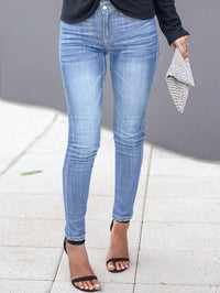 Jean bleu pour femmes, taille haute, coupe slim et style tendance assorti.