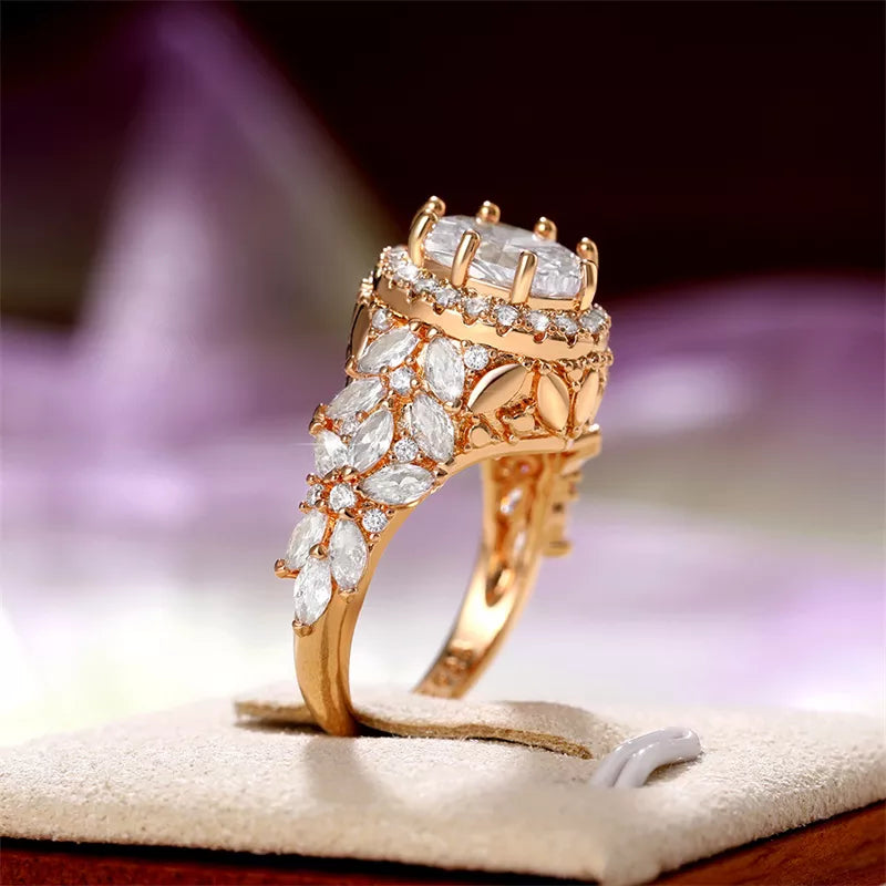 Bague de mariage luxueuse en zircone cubique dorée.
